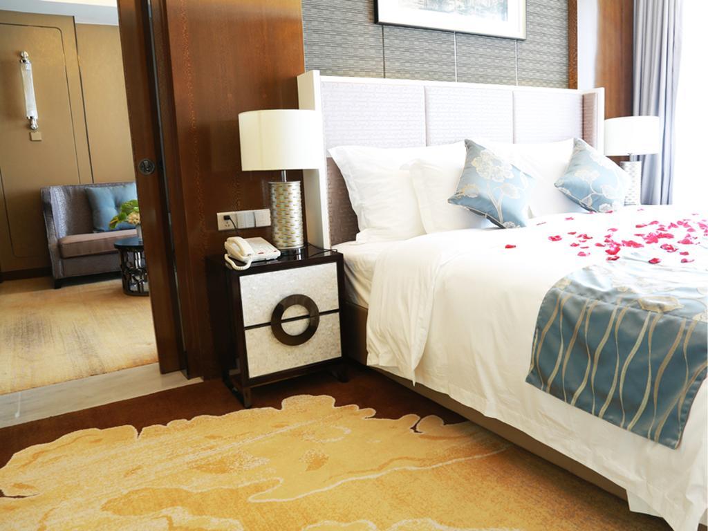 Ramada Plaza Liuzhou Liudong Hotel Room photo